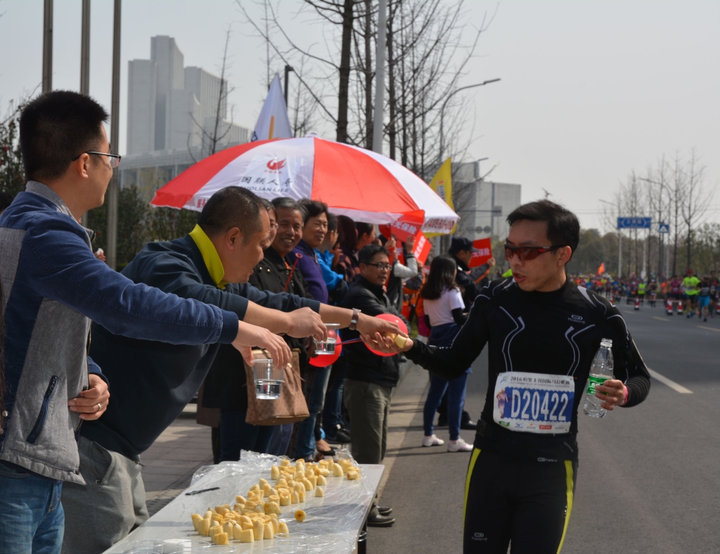 国联人寿为2016无锡国际马拉松赛加油喝彩